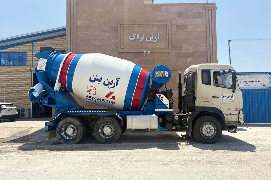 کارشناس در حال بررسی کیفیت ساخت دیگ، مارپیچ و سیستم هیدرولیک تراک میکسر بتن
